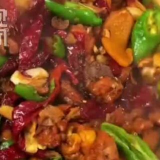 陕视新闻视频中盛有鸡肉、土豆和青椒的大盘鸡特写